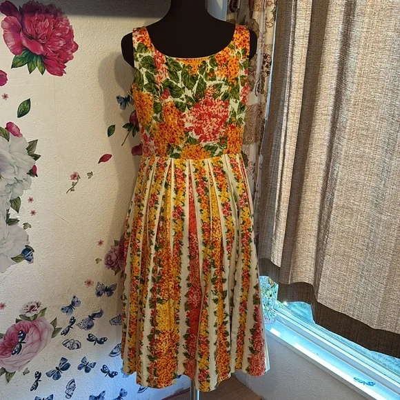 Isaac Mizrahi sleeveless orange and yellow pleated midi sundress. Size 12. - Picture 6 of 17